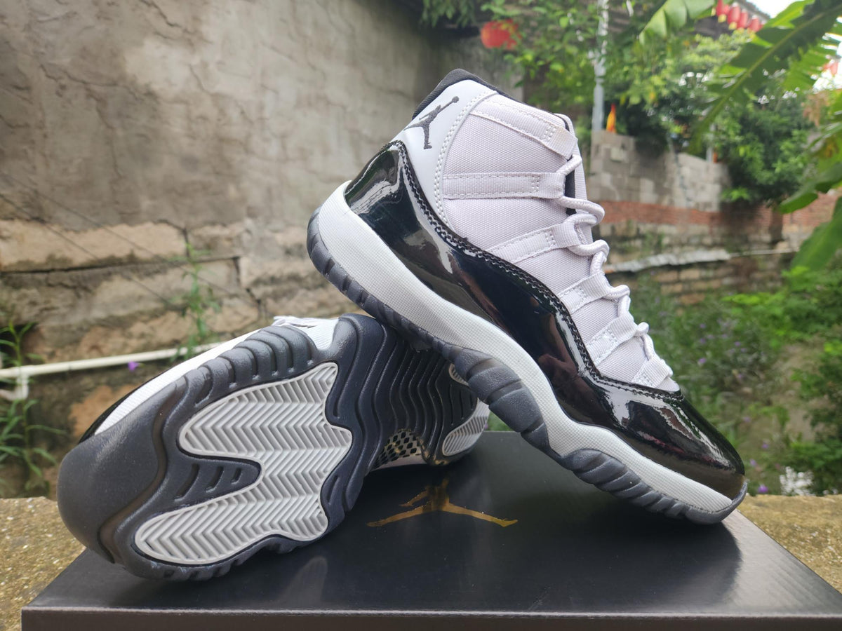 Air Jordan 11 Retro 'Grey Black'